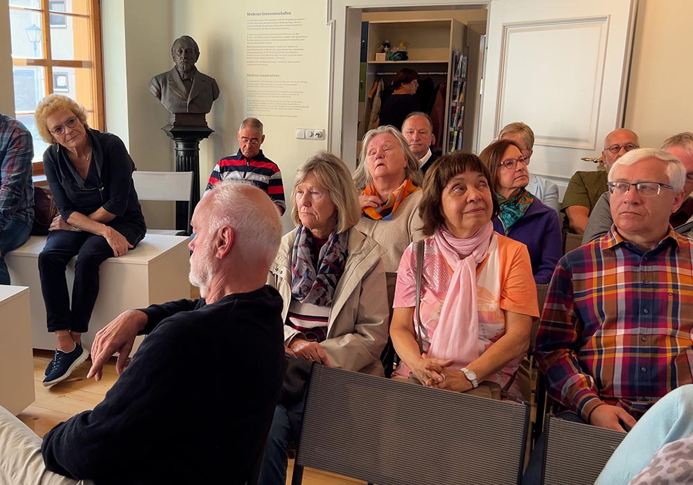 WBG_Zentrum_Delitzsch_02_2024 Genossenschaftsmitglieder der WBG Zentrum sitzen im Genossenschaftsmuseum Delitzsch