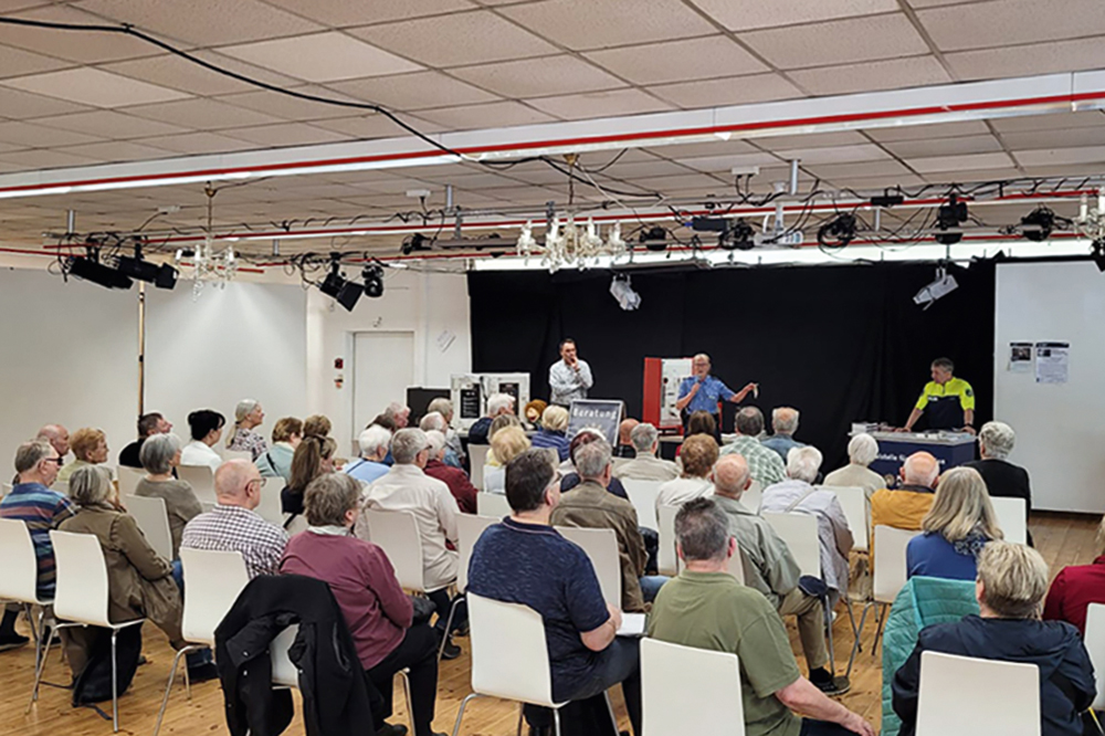 WBG_Zentrum_Polizeipraevention_01_2024 Genossenschaftsmitglieder bei der Informationsveranstaltung der Polizei zum Schutz vor Wohnungseinbrüchen